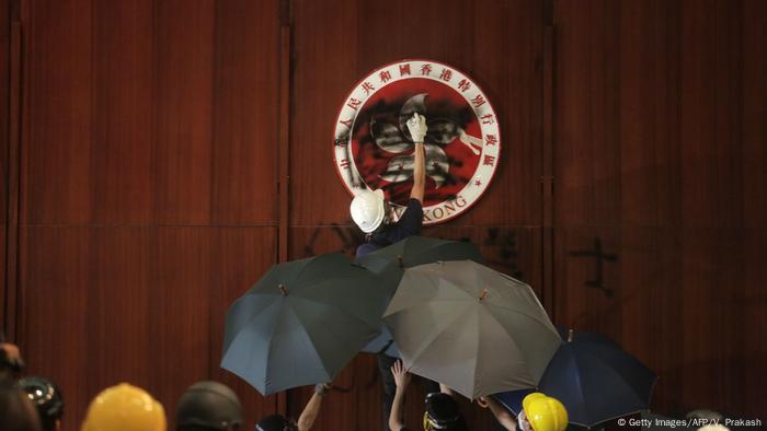Hongkong Stürmung Parlamentsgebäude (Getty Images/AFP/V. Prakash)