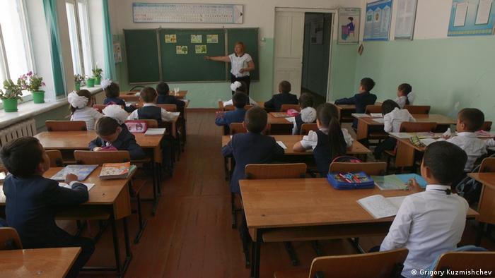 First grade pupils learning to read and write in Kazakhstan (Photo: Grigory Kuzmishchev)