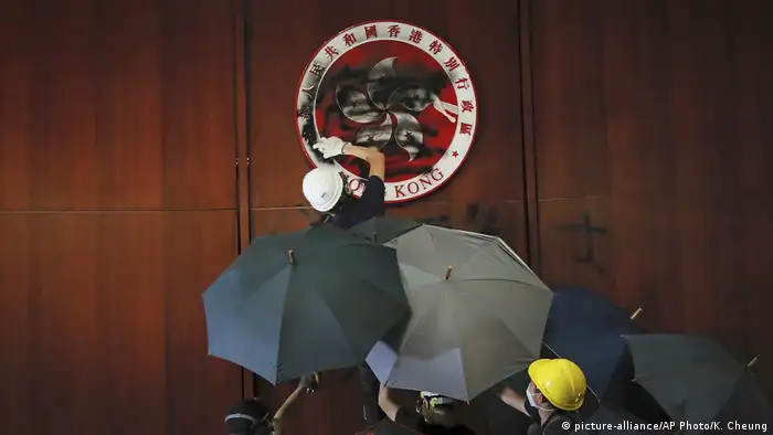 香港部分示威者冲击立法会，多项设施遭受破坏。