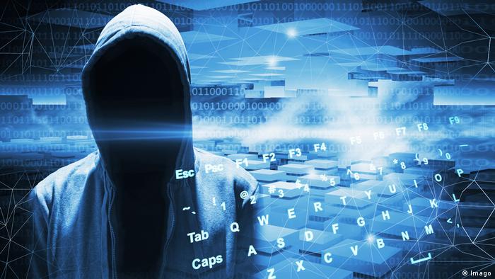 Хакер на фоне компьютерной клавиатуры