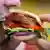Un hombre comiendo una hamburguesa