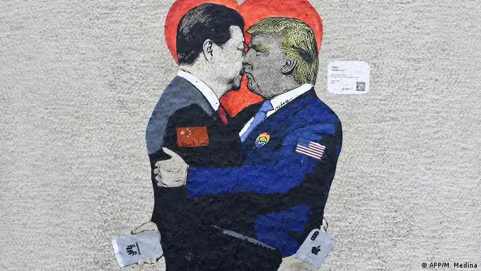 Italien Mailand Graffito von TvBoy zu Handelsstreit Trump Xi (AFP/M. Medina)