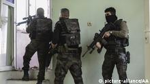 ARCHIV 2015 *** DIYARBAKIR, TURKEY - NOVEMBER 05: Turkish security forces carry out an operation against PKK terrorist organization during a curfew in the Silvan district of Diyarbakir, southeastern Turkey on November 05, 2015. Stringer / Anadolu Agency | Keine Weitergabe an Wiederverkäufer.