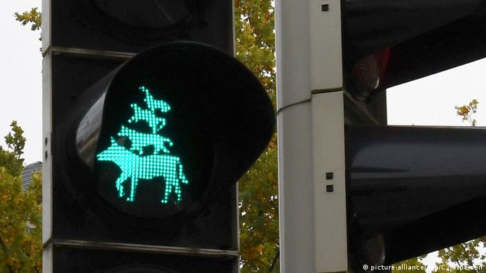 The Town Musicians of Bremen greet all from the traffic light (picture-alliance/dpa/C. Jaspersen)
