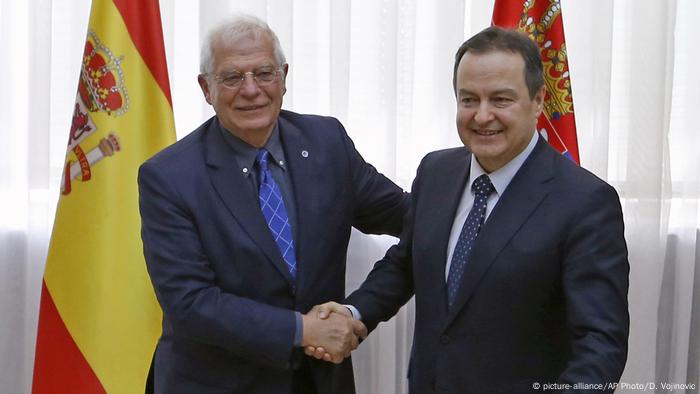 Josep Borrel (izqda.), con el ministro serbio de RR. EE., Ivica Dacic. (Archivo).