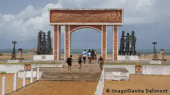 A Ouidah (Bénin), la Porte du Non Retour rappelle le départ des esclaves vers les Amériques