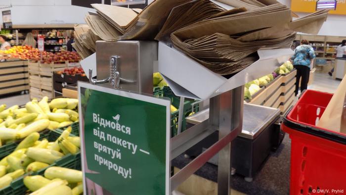 У деяких крамницях в Україні вже відмовилися від пластикових пакетів, як, наприклад, у цьому супермаркеті у Львові У деяких крамницях в Україні вже відмовилися від пластикових пакетів, як, наприклад, у цьому супермаркеті у Львові