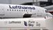 Lufthansa-Flugzeug und Aufschrift mit Werbung für klimafreundliches Fliegen Lufthansa-Flugzeug und Aufschrift mit Werbung für klimafreundliches Fliegen