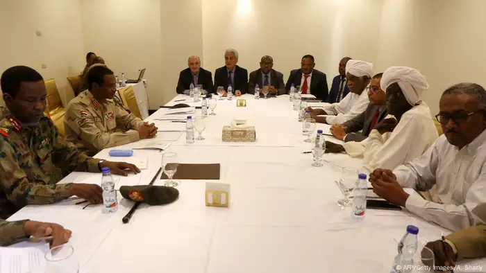 Sudan Treffen zwischen Vertretern des Militärrats und der Demonstranten in Khartum (AFP/Getty Images/A. Shazly)