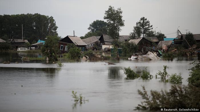 Von den Fluten zerstörte Häuser eines Dorfes.