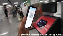 08.03.2019, China, Kunming: --FILE--A passenger puts her smartphone above a turnstile to have the QR code on the Smart Tongxing app scanned to pay for subway ticket and enter the metro station in Kunming city, southwest China's Yunnan province, 8 March 2019.
Shanghai, Hangzhou and Beijing are the top three cities for robust development of mobile payment in China, according to a report released on Monday during the second Digital China Summit in Fuzhou City, Fujian Province. The Mobile Payment Development Report 2019, composed by the State Information Center, the China Economic Information Center, and Ant Financial, an affiliate company of Chinese e-commerce giant Alibaba, outlined the relationship between mobile payment and a city°Øs competitiveness from three dimensions -- infrastructure, commercial consumption, and governmental affairs and people's livelihoods. Foto: Bei Ju Xiao Bing/Imaginechina/dpa |