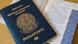 Uma foto de um passaporte brasileiro, um livrinho azul-marinho com letras douradas e brasão da República Uma foto de um passaporte brasileiro, um livrinho azul-marinho com letras douradas e brasão da República