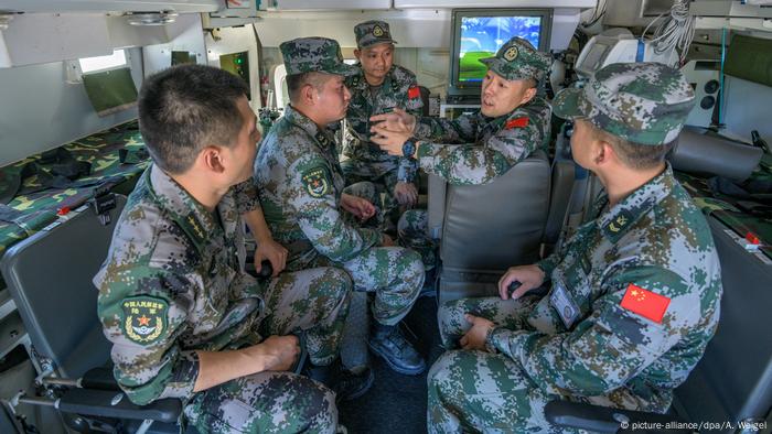 Soldaten der chinesischen Volksbefreiungsarmee in einem gepanzerten Sanitätsfahrzeug während der Übung in Feldkirchen (Foto: picture-alliance/dpa/A. Weigel)