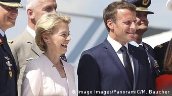 La ministre des Armées Florence Parly (à gauche) en compagnie du président Emmanuel Macron (à droite)