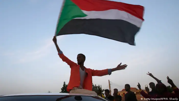 Sudan Karthoum | Demonstranten feiern nach einigung von Generälen und Protestführern