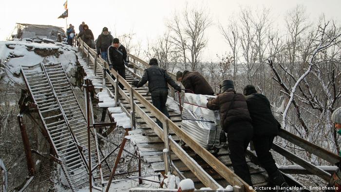 Зруйнований міст у Станиці Луганській