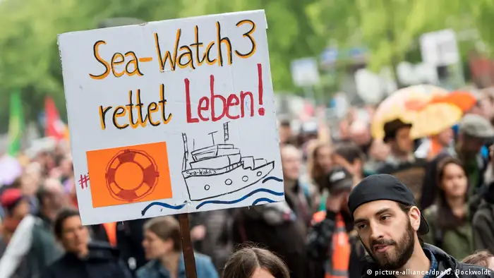 Sea-Watch sympathizers demonstrating (picture-alliance/dpa/D. Bockwoldt)