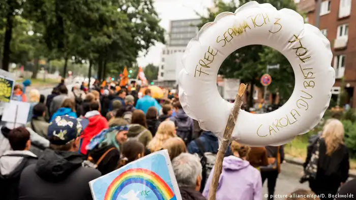 Demonstrators in Hamburg (picture-alliance/dpa/D. Bockwoldt)