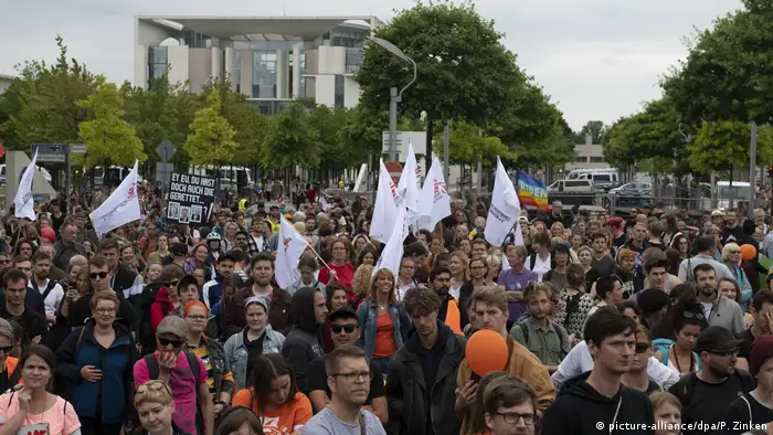 Demonstrators in Berlin (picture-alliance/dpa/P. Zinken)