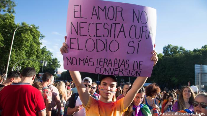 Anti-gay conversion therapy protester holds up a sign (picture-alliance/dpa/L. Lizana)