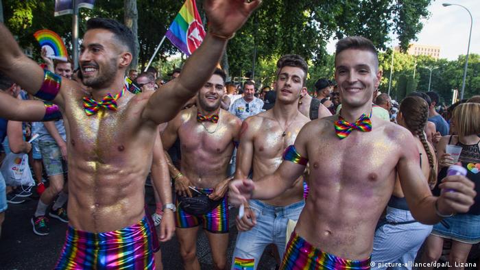 Bare-chested men at Madrid Pride (picture-alliance/dpa/L. Lizana)
