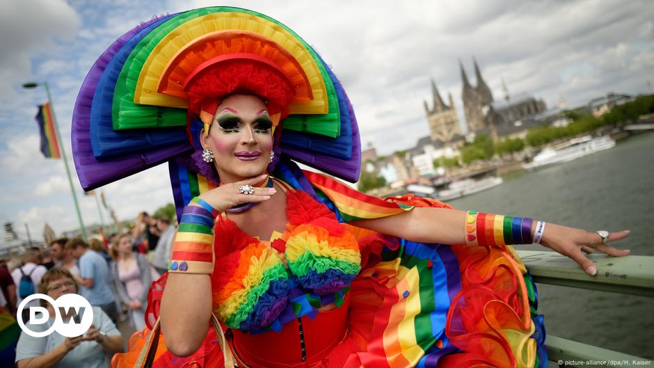 Cologne celebrates Germany's largest LGBT+ pride parade DW 07/07/2019