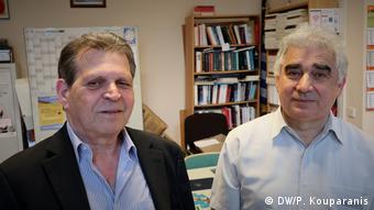Ο Βασίλης Νάστος είναι μέλος της Νομαρχιακής Επιτροπής του ΠΑΣΟΚ Γερμανίας και ο Νίκος Αθανασιάδης εκπρόσωπος του ΣΥΡΙΖΑ στη Γερμανία