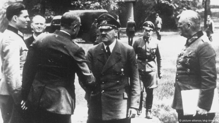 Wolf's Lair 1944, Stauffenberg und Hitler shake hands