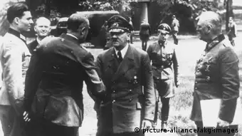 Adolf Hitler serre la main de von Stauffenberg le 15 juillet 1944 au quartier général Wolfschanze, situé dans l'actuelle Pologne
