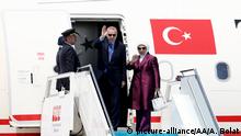 ISTANBUL, TURKEY - JULY 08: Turkish President Recep Tayyip Erdogan (C) and his wife Emine Erdogan (R) greet ahead of their departure to Sarajevo at Ataturk Airport in Istanbul, Turkey on July 08, 2019. Ahmet Bolat / Anadolu Agency | Keine Weitergabe an Wiederverkäufer.