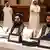 Los talibanes Noori (centro) y Nabi Omari (der.), exprisioneros de Guantánamo, hoy negociadores de paz en Catar. 