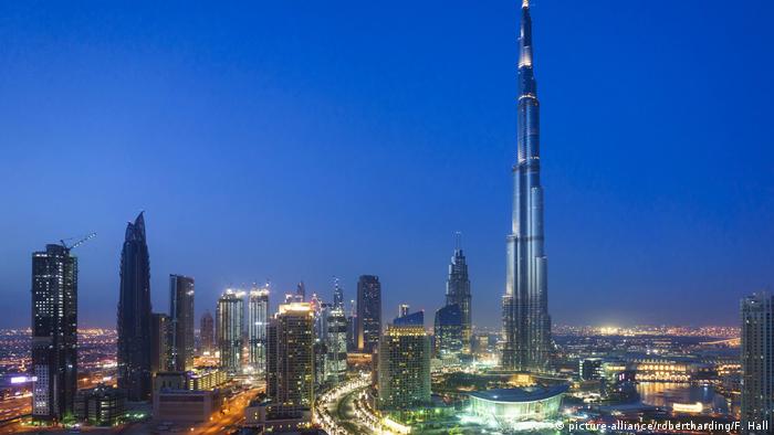 El edificio más alto del mundo, el Burj Khalifa en Dubai, Emiratos Árabes Unidos, por la noche