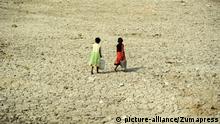 Children carrying drinking water (picture-alliance/Zumapress)