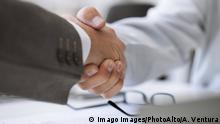 Business deal closed with handshake PUBLICATIONxINxGERxSUIxAUTxONLY Copyright: AlexVentura B33755028 