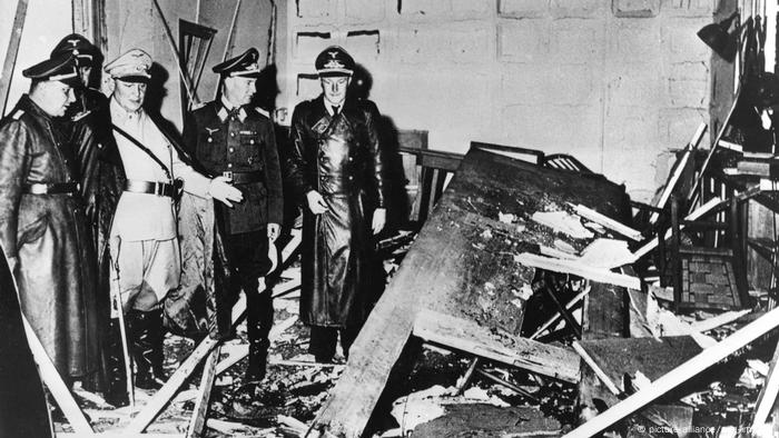 Göring, Bormann visit Wolf's Lair after the bomb attack of July 20, 1944 (picture-alliance/akg-images)