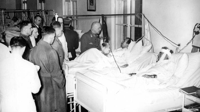 High ranking Nazis in 1939 visiting victims injured in the bombing attempt on Hitlers life in Munich (picture-alliance/AP Images)