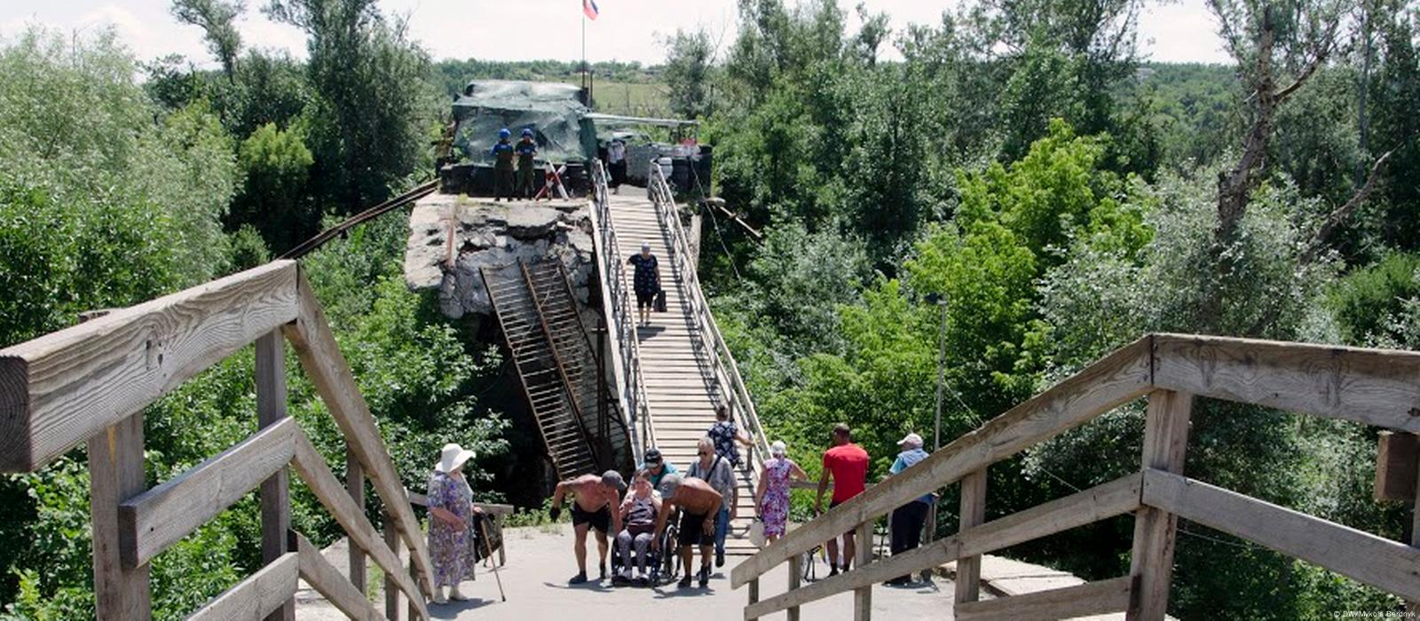 Как живет КПП в Станице Луганской (фотогалерея) – DW – 15.07.2019