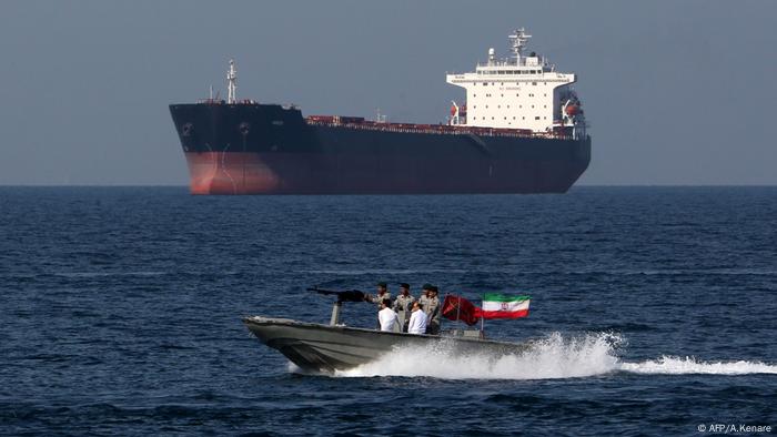 La Fuerza Naval iraní habría retenido un petrolero extranjero que estaba realizando operaciones de contrabando en el golfo Pérsico, donde la tensión se ha disparado en los últimos meses. (18.07.2019).