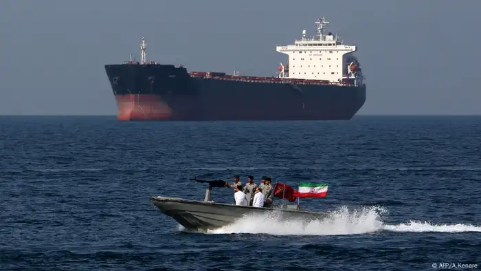 Iranisches Patrouillenboot vor Öltanker in Straße von Hormus