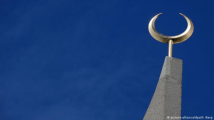Zlatni polumesec na minaretu centralne džamije u Kelnu