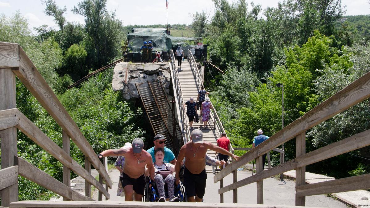 Разрушенный мост у Станицы Луганской: когда начнется ремонт – DW –  13.07.2019