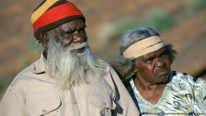 Australien Aborigines am Ayers Rock (picture-alliance/robertharding/T. Graham)