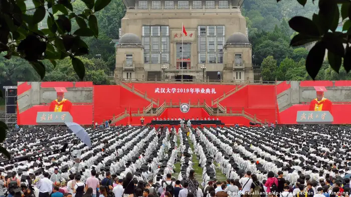 China Studenten bei Abschlusszeremonie 2019 der Wuhan Universität