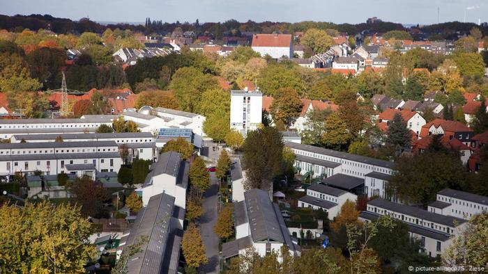 Siedlung Schuengelberg, im Vordergrund der neue Teil im Hintergrund der aeltere Teil der Siedlung, district Schuengelberg, new part in the foreground, old in the background