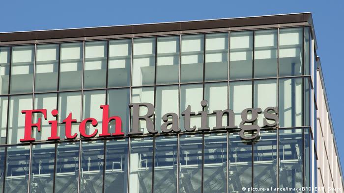 Foto del logo de Fitch Ratings en su edificio en Londres.