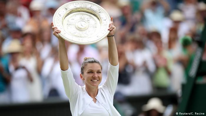 Simona Halep alza el trofeo como campeona de Wimbledon en 2019