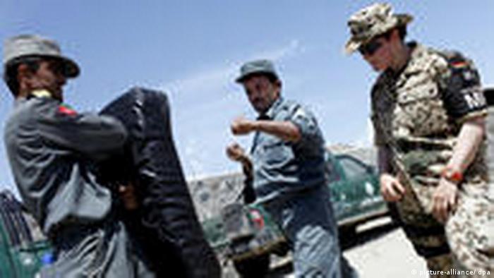 Eine Soldatin der deutschen Feldjäger trainiert zusammen mit den deutschen Polizisten afghanische Kollegen
