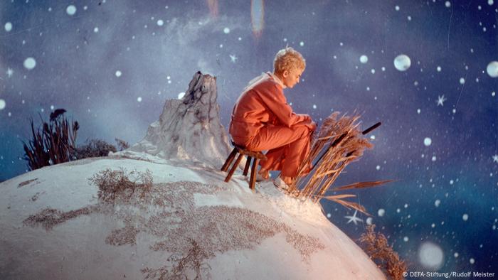 Filmstill aus Der kleine Prinz mit dem Prinzen auf Miniatur-Erdkugel (DEFA-Stiftung/Rudolf Meister)