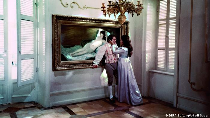 Filmstill aus Goya mit Paar in historischem Kostüm vor Gemälde