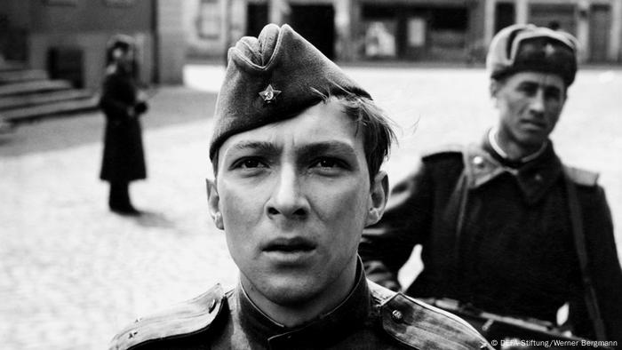 Filmstill aus Ich war neunzehn mit jungem Soldat im Vordergrund in Strassenszene (DEFA-Stiftung/Werner Bergmann)
